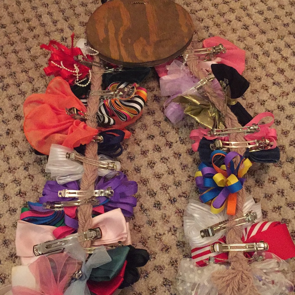 Hair bow holder and 33 hair bows. - Picture 2 of 3